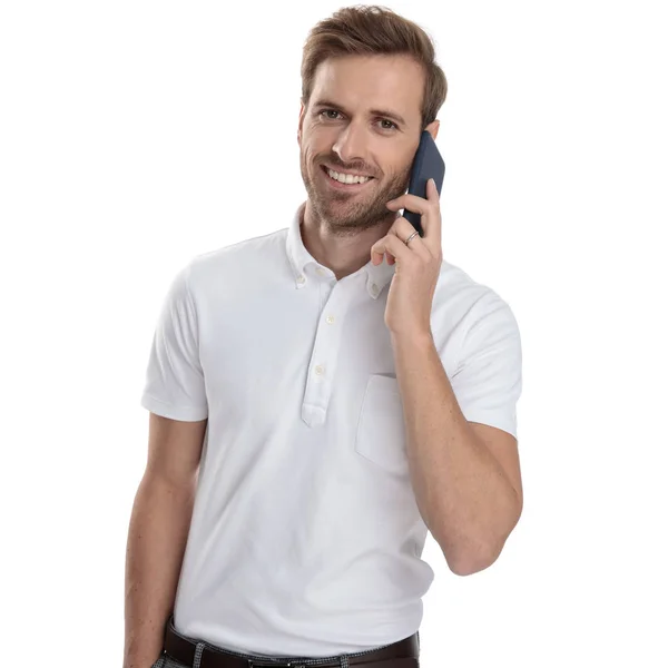 Glad Ung Casual Man Pratar Sin Mobiltelefon Vit Bakgrund — Stockfoto