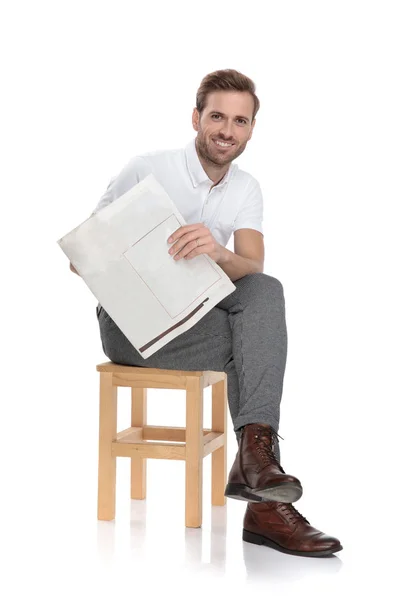 Sorrindo Homem Casual Sentado Lendo Seu Jornal Fundo Branco — Fotografia de Stock