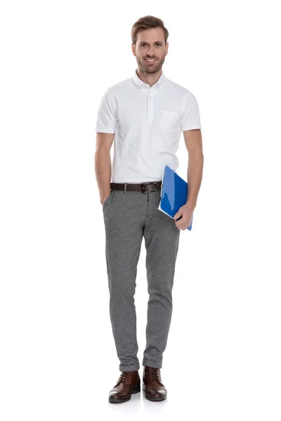 Full Body Picture Casual Man Holding Notepad While Standing Hand — Stock Photo, Image