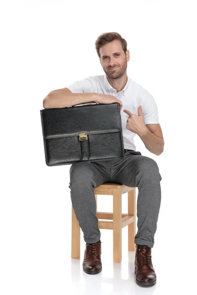 앉아있는 바탕에 가방을 자신을 가리키는 자신감 사업가 — 스톡 사진