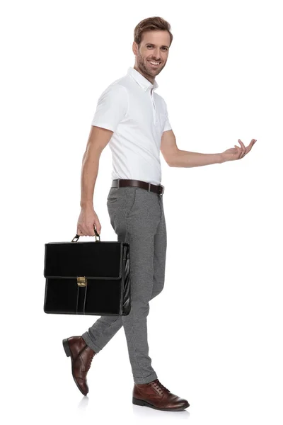 Zijaanzicht Van Een Lachende Smart Casual Man Met Koffer Verwelkomen — Stockfoto