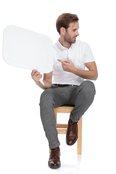 Sentado Homem Casual Segurando Uma Bolha Discurso Mostrando Alguém Seu — Fotografia de Stock