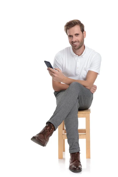 Sentado Hombre Casual Mensajes Texto Teléfono Sobre Fondo Blanco — Foto de Stock