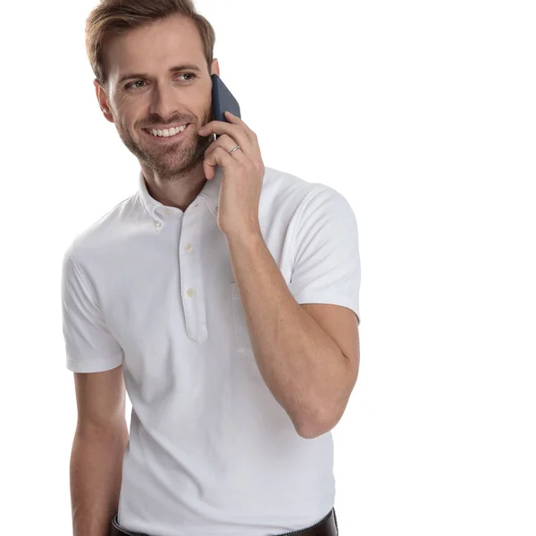 Uśmiech Dzień Człowiek Rozmawia Przez Telefon Wygląda Boku Białym Tle — Zdjęcie stockowe