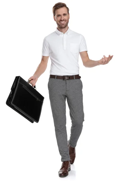 Promenera Smart Casual Mannen Med Portfölj Välkomnande Vit Bakgrund — Stockfoto