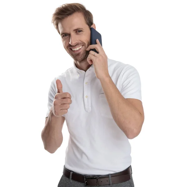 Hombre Casual Feliz Hace Señal Mientras Habla Por Teléfono Sobre — Foto de Stock