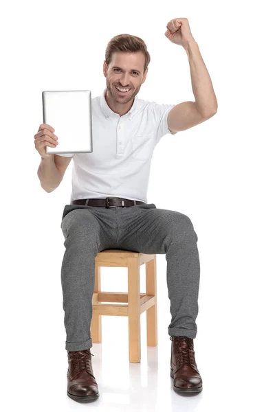 Casual Adam Onun Tablet Iyi Haber Okuma Akıllı Beyaz Arka — Stok fotoğraf