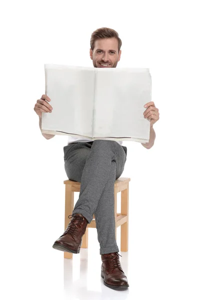 Uvolněnou Sedící Muž Čtení Noviny Bílém Pozadí — Stock fotografie