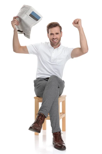 Случайный Сидящий Человек Празднует Хорошие Новости Руками Воздухе Белом Фоне — стоковое фото