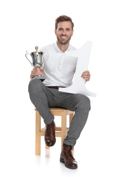 Sonriente Hombre Casual Mostrando Trofeo Número Uno Sobre Fondo Blanco —  Fotos de Stock