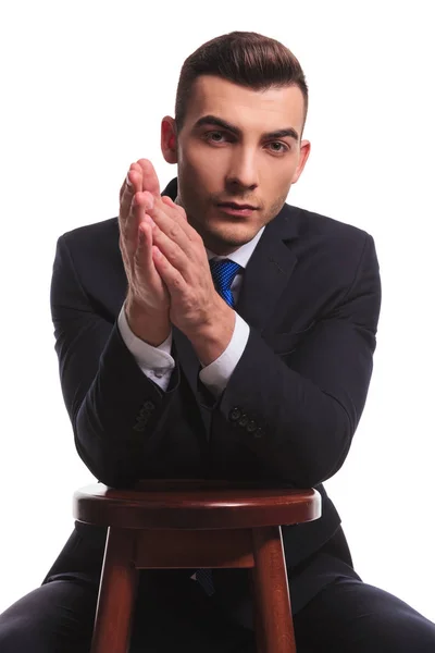 Giovane Uomo Moda Bianco Abito Lavoro Strofinando Mani Mentre Piedi — Foto Stock