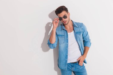 Çekici bir adam onun gözlük tutan