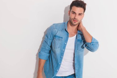 Gülümseyen ve Boynunun arkasında bir ele sahip çekici adam