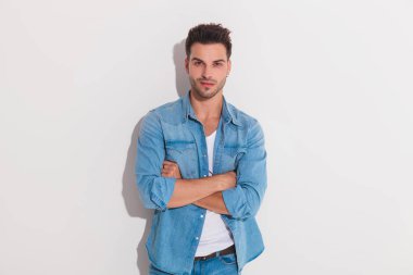 Çekici adam çarpı işareti, onun elele gülümseyen