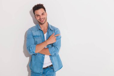 Gülümseyen ve ellerini tutarak çekici bir adam geçti