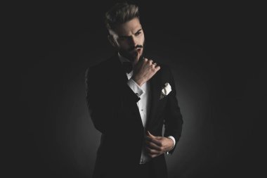 adam lounge ceketini dudaklar, başparmak ile ayarlama