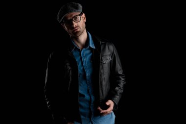 adam elini cebine seyir serin tutan