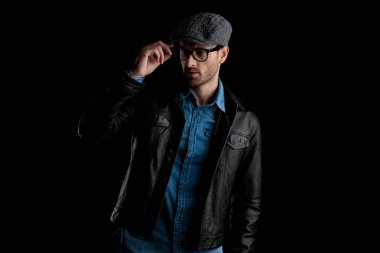 kaşlarını adam onun gözlük ayarlama