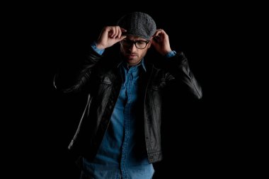 kaşlarını adam şapkasını her iki el ile ayarlama