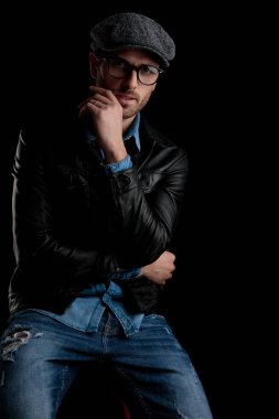 gözlük çene elini tutan adamla