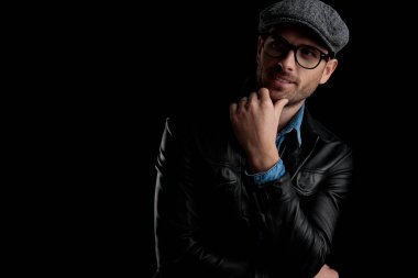 çene uzağa arıyorsunuz, elini tutan adam