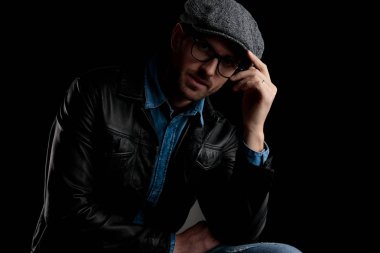 adam elini tutarak cap adlı gözlük ile