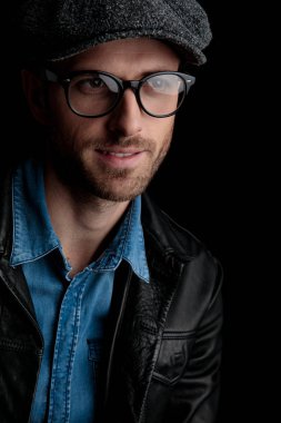 Sakal uzağa arıyorsunuz ile mutlu bir adam