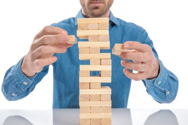 jenga oyunu oynarken rahat giyimli adam