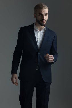 poz ve uzak arıyor takım elbiseli adam
