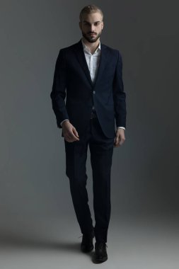 takım elbise yürüme sarışın adam