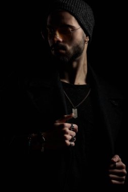 Modern giysiler giyen ciddi adam