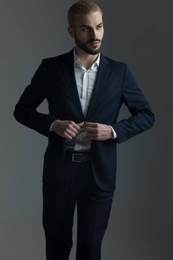 kadar lounge ceketinin düğmelerini takım elbiseli adam