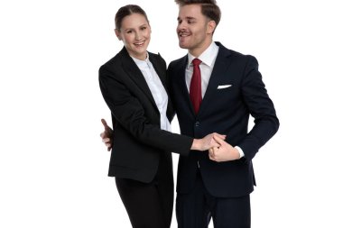kaç birlikte elele iş elbisesi içinde