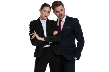 kaç iş içinde ayakta çapraz kolları ile birlikte uygun
