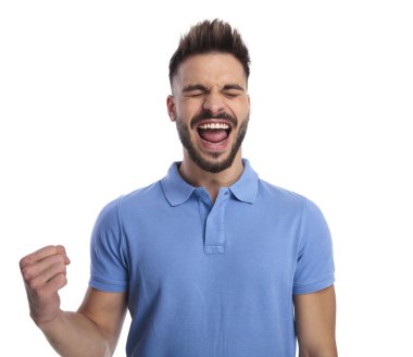 Mavi polo duygu heyecanlı bir ışık giyen tezahürat adam