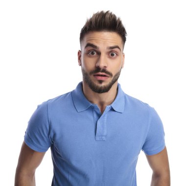 Bir ışık mavi polo şaşkınlık giyen şaşkın adam