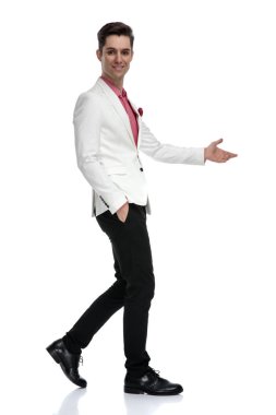 hoş bir genç işadamı yürüyüş yan görünüm 