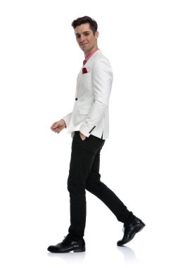 mutlu bir zarif adam yan görünüm 