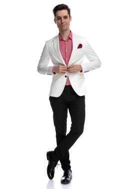 bağdaş ile ayakta gülümseyen iş adamı onun ja kapanıyor