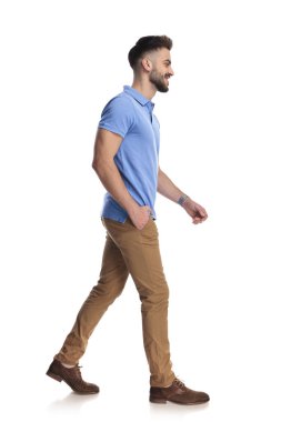 Adım ve ileriye dönük heyecanlı genç adam