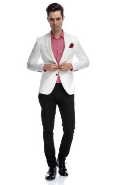 onun takım elbise kadar düğmelerini serin zarif delikanlı