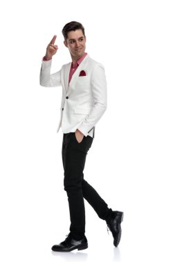 zarif insan yürüme askeri selamı ile selamlıyor