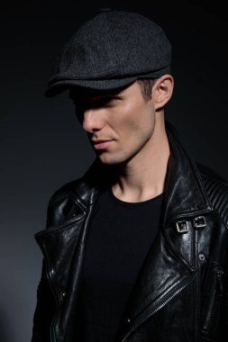 yan görünüm portre serin moda erkek portresi