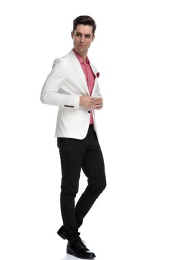 adam kadar ceketinin düğmelerini ve geriye dönüp baktığımda yan görünüm 