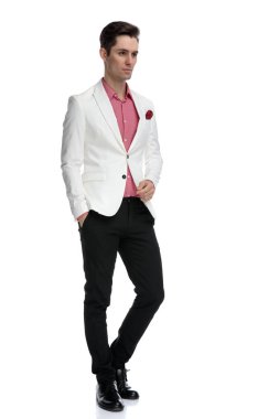 yakışıklı işadamı cep ve görünüyor awa elinde ile ayakta