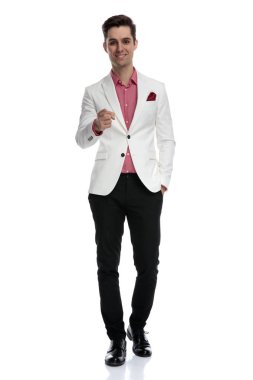 zarif adam gülümseyen parmak işaret ediyor