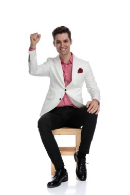 zarif adam havada el ile oturma sırasında kutluyor 