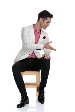 bir şey aşağı sunulması oturan genç işadamı 