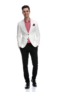 Elleri ceplerinde duran genç başarılı genç adam