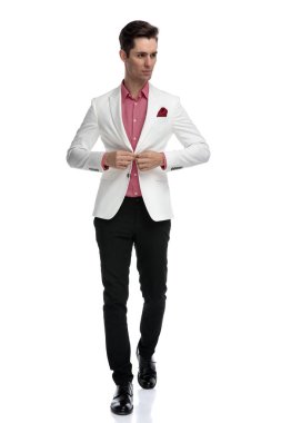 Ceketini süre kadar düğmelerini adam yürüyor ve tarafına görünüyor